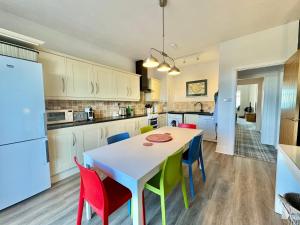 a kitchen with a table and chairs in a kitchen at Lagoon View - Sea View- Pet Friendly - 2 Bed Apt - En-suite in Trearddur