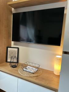 Μια τηλεόραση ή/και κέντρο ψυχαγωγίας στο Studio Serena