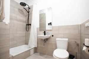 Bilik mandi di Atelier Rosé