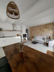 a living room with a couch and a table at Casa tía Satur in Consuegra +10 photos