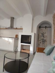 a living room with a glass table and a couch at Casa tía Satur in Consuegra