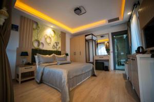 Postel nebo postele na pokoji v ubytování Datca Suites Luxury Boutuiqe Hotel