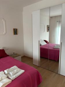 Un dormitorio con dos camas y un espejo. en roomestbb, en Roma 15 fotos más