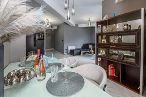 ein Esszimmer mit einem Tisch mit Weingläsern in der Unterkunft Sea View Lux Apartment-Ancora Residence in Dobrota