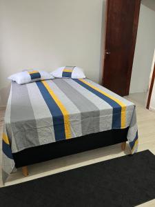 Ένα ή περισσότερα κρεβάτια σε δωμάτιο στο Casa 2 quartos em Bairro Nobre +11 φωτογραφίες