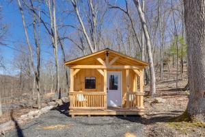 a small cabin in the middle of the woods at Close to Trails Studio with Water Views in Wurtsboro