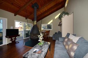 Μια τηλεόραση ή/και κέντρο ψυχαγωγίας στο 123UT Upper 123 Upper Terrace Upper