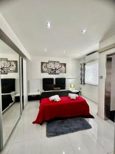 Posteľ alebo postele v izbe v ubytovaní Luxury Seafront Apartment 3BR Ta Xbiex