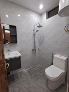 Ένα μπάνιο στο Appartement 2A meublé à Ngor almadies avec 2 chambres salon avec cuisne équipée plus balcon - résidence keur baye moussa