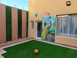 een gebouw met een basketbal op het gras bij Pool House at Janabiyah in Al Janabīyah