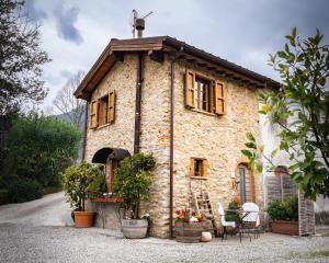 una casa de piedra con plantas delante de ella en Dolci risvegli nella natura - Tuscan Dream, en Camaiore