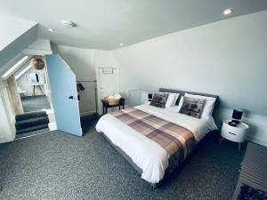 a bedroom with a large bed in a room at Driftwood in Gourdon
