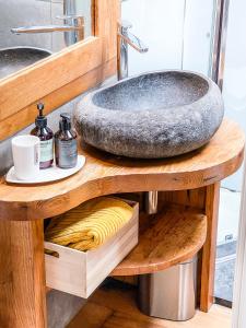 y baño con lavabo de piedra en una estantería de madera. en Dolci risvegli nella natura - Tuscan Dream, en Camaiore