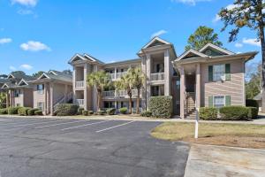 una fila di case con parcheggio di True Blue Golf Escape 2 Bdrm 2 Bath a Pawleys Island