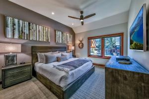 una camera da letto con un letto grande e una finestra di Zalanta a South Lake Tahoe Altre 96 foto