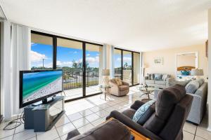 Et tv og/eller underholdning på Our House at the Beach 204W by Beachside Management