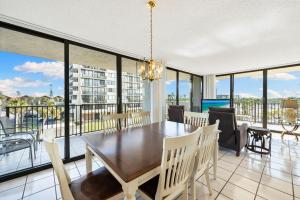 En balkon eller terrasse på Our House at the Beach 204W by Beachside Management