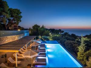 Bazen v nastanitvi oz. blizu nastanitve Myzith Luxury Suites