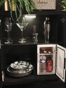 バニョレにあるLove & Spaの小型冷蔵庫(棚に皿とグラス付)