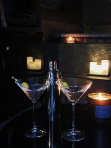 バニョレにあるLove & Spaのマティーニグラス2枚