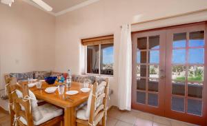 Un comedor con mesa y sillas de madera. en Casa Susie San Felipe Rental Home with Garage, en Playa Unión