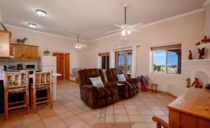 Una sala de estar con dos sillas y una cocina. en Casa Susie San Felipe Rental Home with Garage, en Playa Unión 17 fotos más