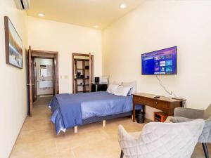 TV a/nebo společenská místnost v ubytování El Dorado Ranch Rental Studio Ross