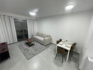 埃拉特Apartment Eilat的客厅里有一张沙发和一张桌子。