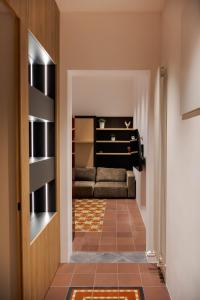 einen Flur mit Couch in einem Zimmer in der Unterkunft La Dimora del Postino Matera - Casa Vacanze in Matera