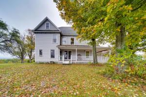 una gran casa blanca con un gran patio en Historic Victorian Farmhouse with Porch and Views!, en Mayville