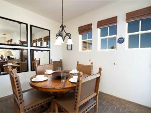 Un comedor con mesa y sillas de madera. en El Dorado Ranch San Felipe Baja Beachfront Condo 763, en La Ponderosa