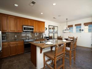 Η κουζίνα ή μικρή κουζίνα στο El Dorado Ranch San Felipe Baja Beachfront Condo 763