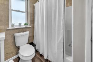 O baie la Serene Corner Cottage with Hot Tub home +19 fotografii