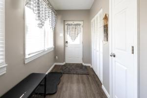 En eller flere senge i et værelse på Serene Corner Cottage with Hot Tub home