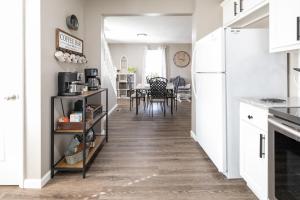 Køkken eller tekøkken på Serene Corner Cottage with Hot Tub home + 21 billeder