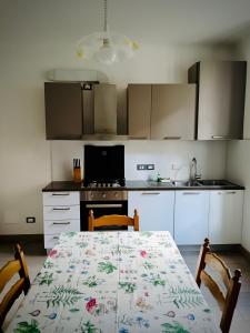 Kuchyň nebo kuchyňský kout v ubytování Casa del nonno
