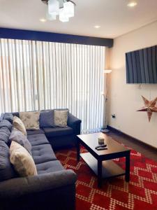 een woonkamer met een bank en een salontafel bij Habitaciones en alquiler centro de Tarija in Tarija