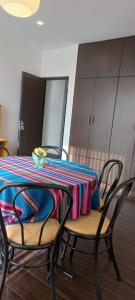 een eettafel met stoelen en een kleurrijke tafelkleed bij Habitaciones en alquiler centro de Tarija in Tarija