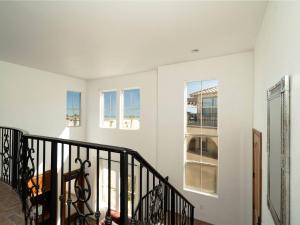 Una escalera en una casa con paredes y ventanas blancas. en El Dorado Ranch San Felipe Baja Beachfront Condo 763, en La Ponderosa 21 fotos más