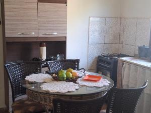 a kitchen with a table with a bowl of fruit on it at Casa Para TECNOSHOW Comigo Rio Verde GO in Rio Verde +7 photos