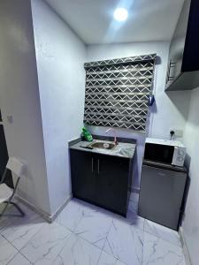 Kuchyň nebo kuchyňský kout v ubytování Private Serviced Studio Apartment At Aquaview estate Ogudu, AC, Not A Shared Apartment