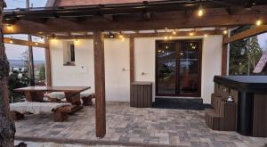 Patio alebo iná vonkajšia časť ubytovania Chata Dominika Námestovo