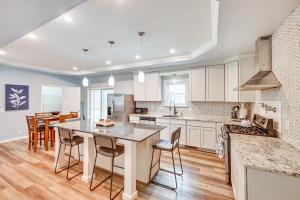 Η κουζίνα ή μικρή κουζίνα στο 3 Mi to Dtwn Family-Friendly Home in South Haven!