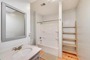 Ένα μπάνιο στο 3 Mi to Dtwn Family-Friendly Home in South Haven! +24 φωτογραφίες