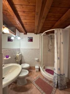Ένα μπάνιο στο B&B Salinas