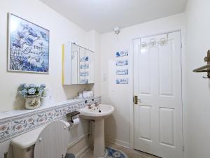 Koupelna v ubytování Vintage 3-Bed City Centre Gem Free Parking