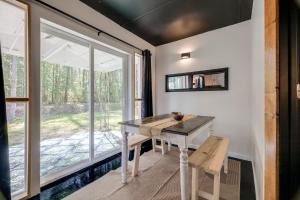 Φωτογραφία από το άλμπουμ του Retro Meets Modern Two Houses Sleeps 16 σε Bloomingdale