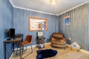 Μια τηλεόραση ή/και κέντρο ψυχαγωγίας στο Retro Meets Modern Two Houses Sleeps 16