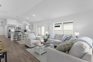 a living room with a couch and a table at Cozy Family Stay- Queen-Double-Twins Bed- Full Kitchen-Netflix-Golf Cart-WiFi in Okahumpka