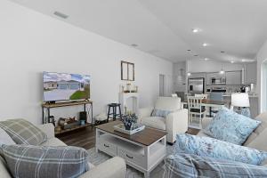 a living room with two couches and a kitchen at Cozy Family Stay- Queen-Double-Twins Bed- Full Kitchen-Netflix-Golf Cart-WiFi in Okahumpka